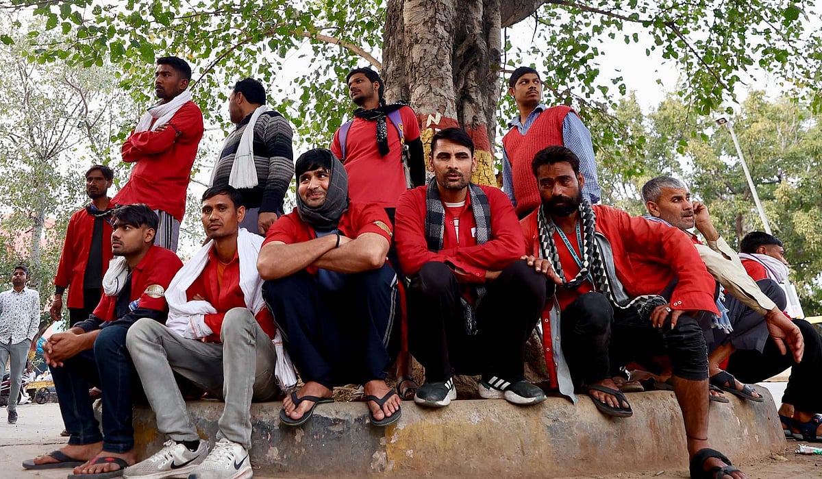 راہل گاندھی کی نئی دہلی ریلوے اسٹیشن پر قلیوں سے ملاقات، مالی مشکلات پر تشویش کا اظہار