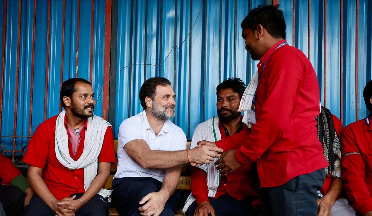 راہل گاندھی کی نئی دہلی ریلوے اسٹیشن پر قلیوں سے ملاقات، مالی مشکلات پر تشویش کا اظہار