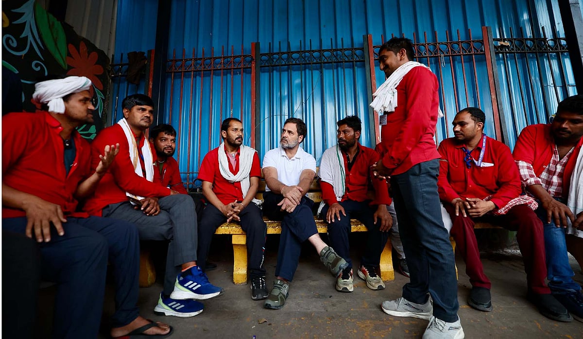 راہل گاندھی کی نئی دہلی ریلوے اسٹیشن پر قلیوں سے ملاقات، مالی مشکلات پر تشویش کا اظہار