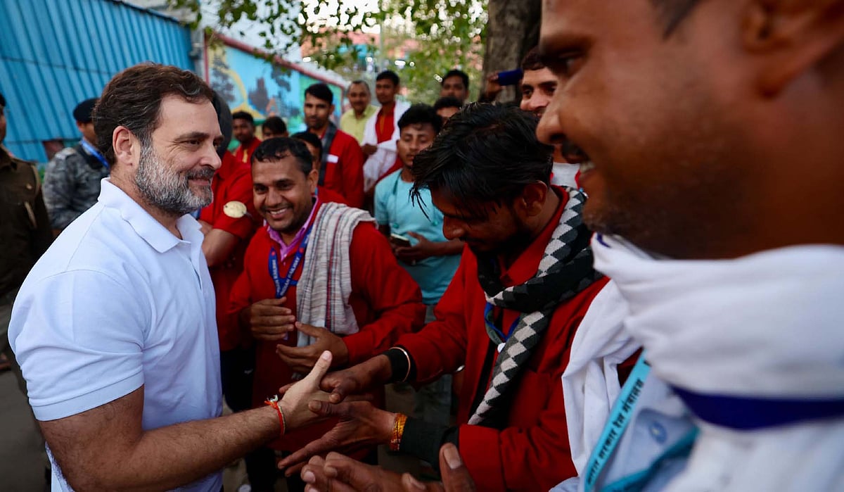 راہل گاندھی کی نئی دہلی ریلوے اسٹیشن پر قلیوں سے ملاقات، مالی مشکلات پر تشویش کا اظہار