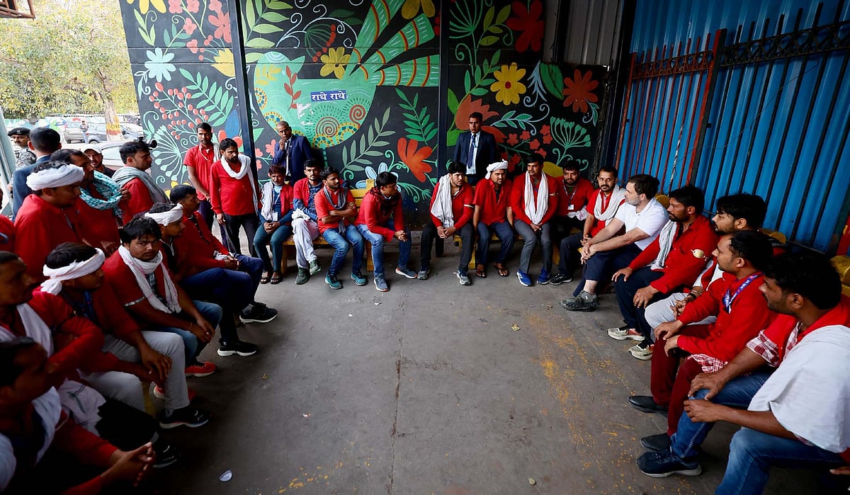 راہل گاندھی کی نئی دہلی ریلوے اسٹیشن پر قلیوں سے ملاقات، مالی مشکلات پر تشویش کا اظہار