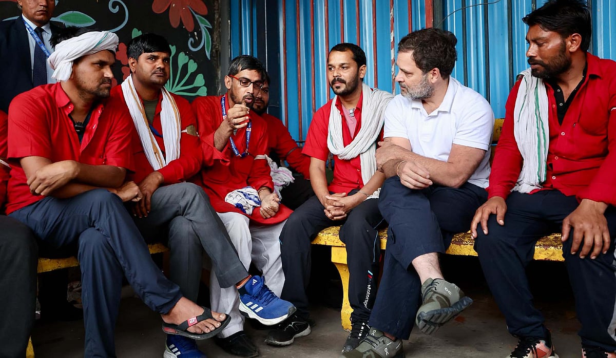 راہل گاندھی کی نئی دہلی ریلوے اسٹیشن پر قلیوں سے ملاقات، مالی مشکلات پر تشویش کا اظہار