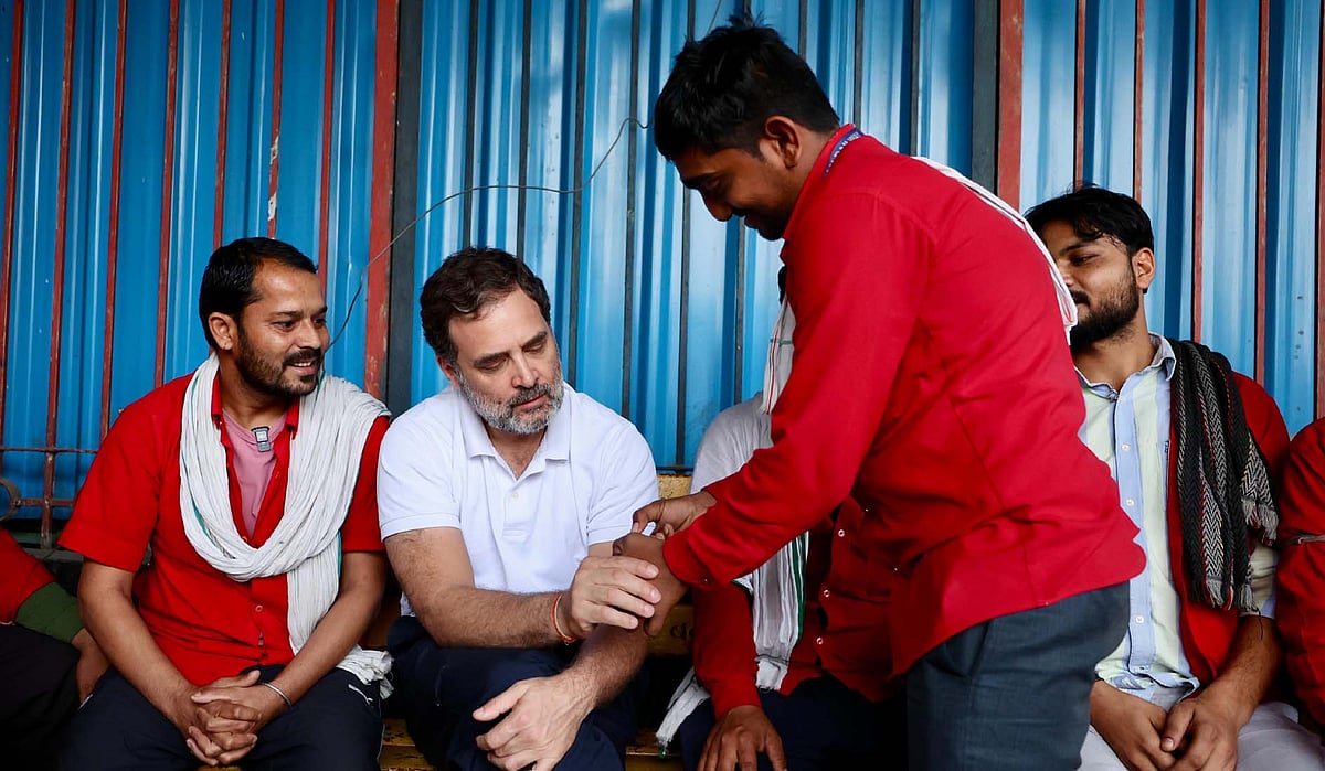 راہل گاندھی کی نئی دہلی ریلوے اسٹیشن پر قلیوں سے ملاقات، مالی مشکلات پر تشویش کا اظہار