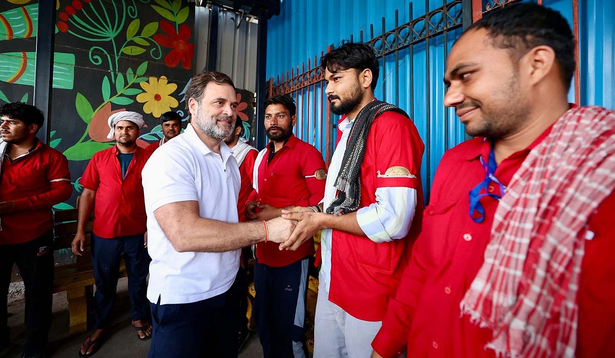 راہل گاندھی کی نئی دہلی ریلوے اسٹیشن پر قلیوں سے ملاقات، مالی مشکلات پر تشویش کا اظہار