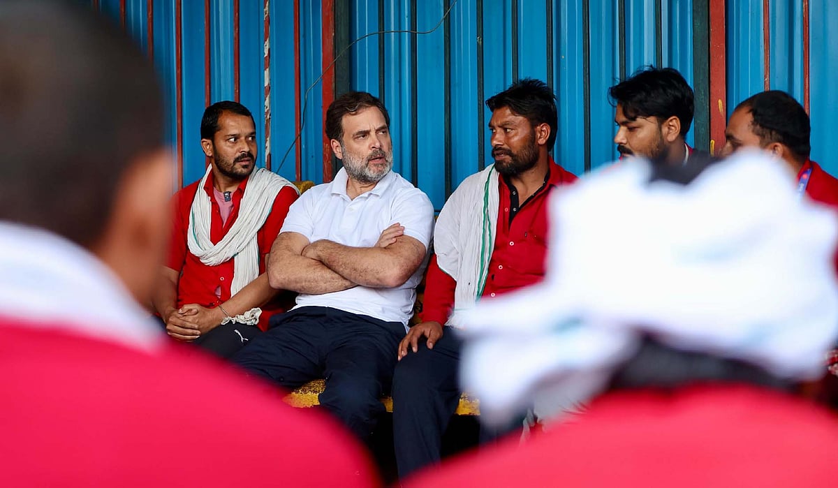 راہل گاندھی کی نئی دہلی ریلوے اسٹیشن پر قلیوں سے ملاقات، مالی مشکلات پر تشویش کا اظہار