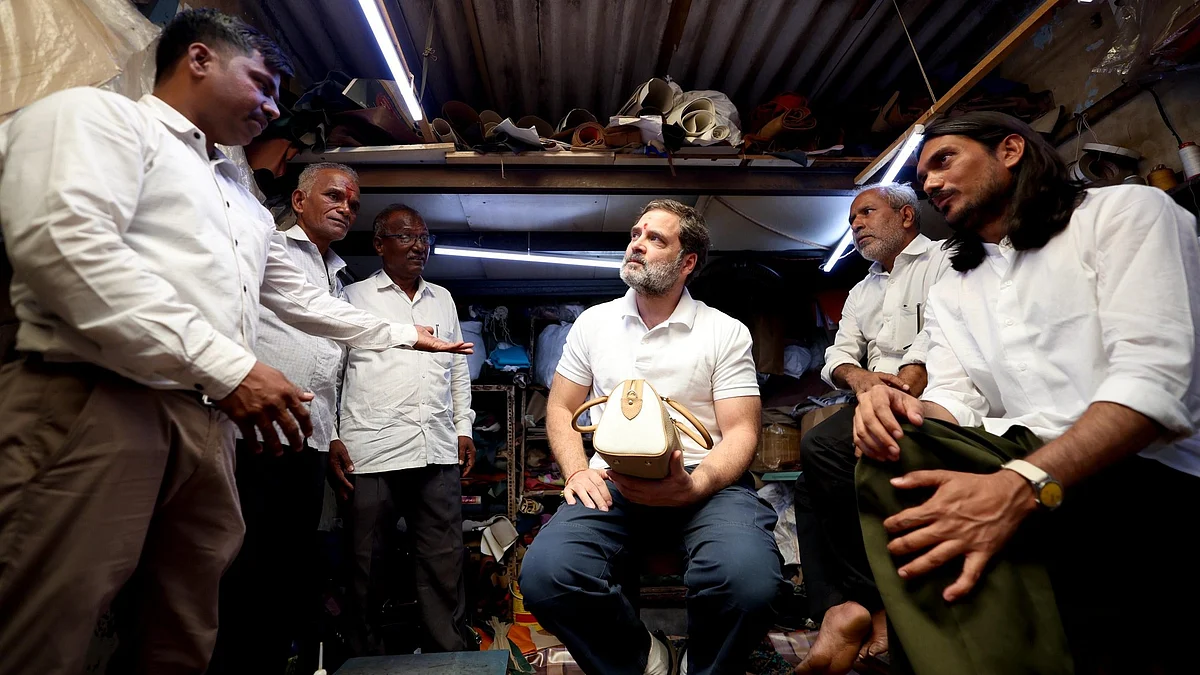 <div class="paragraphs"><p>چمار اسٹوڈیو میں ملازمین سے بات چیت کرتے ہوئے راہل گاندھی، تصویر ’ایکس‘ @RahulGandhi</p></div>