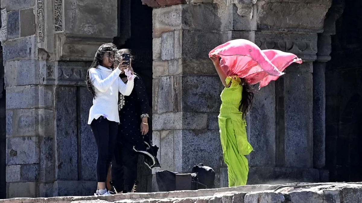 <div class="paragraphs"><p>دہلی میں تیز ہوائیں جاری / قومی آواز / وپن</p></div>