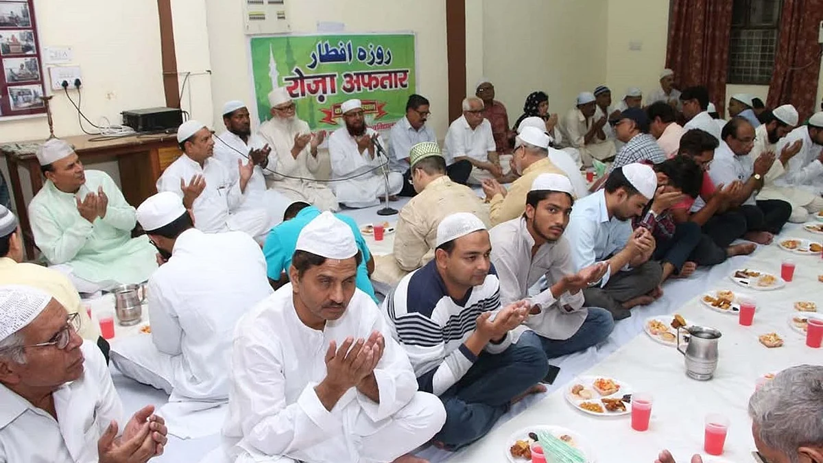 <div class="paragraphs"><p>اجتماعی افطار سے قبل دعا کا منظر</p></div>