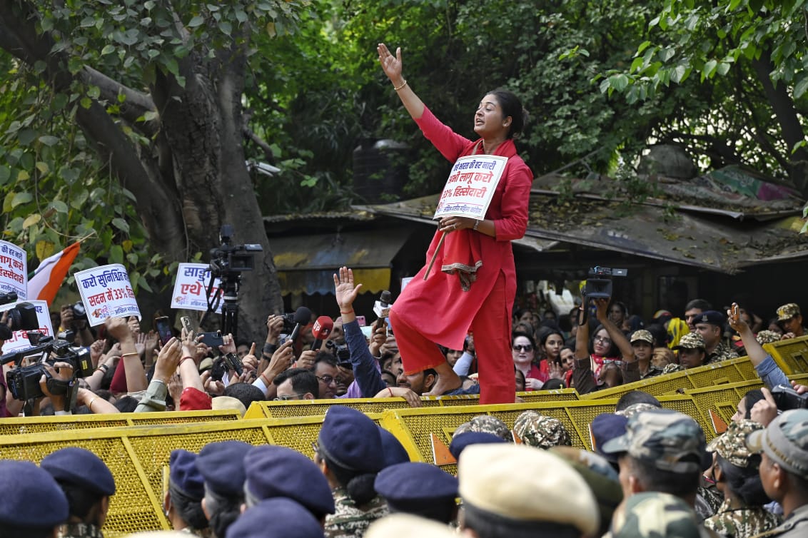 <div class="paragraphs"><p>جنتر منتر پر احتجاجی مظاہرہ کرتی ہوئیں الکا لامبا، تصویر ویپن/قومی آواز</p></div>