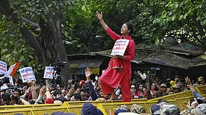 ’خواتین کے لیے 33 فیصد ریزرویشن نافذ کرائیں گے‘، جنتر منتر پر خاتون کانگریس کے مظاہرہ میں الکا لامبا کا عزم