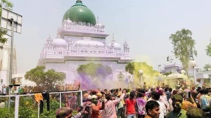 <div class="paragraphs"><p>دیوا شریف درگاہ پر ہولی کھیلتے سبھی مذاہب کے لوگ</p></div>