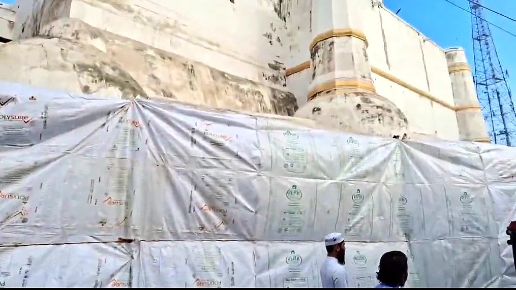 <div class="paragraphs"><p>سنبھل میں ترپال سے چھپائی گئی ایک مسجد، تصویر سوشل میڈیا</p></div>