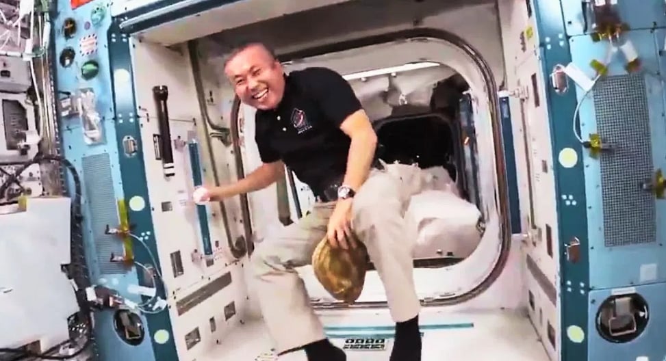 خود گیندبازی کی، خود ہی شاٹ مارا، اور خود ہی کیچ پکڑ لیا، خلاباز نے جاری کی سپرمین بننے کی ویڈیو