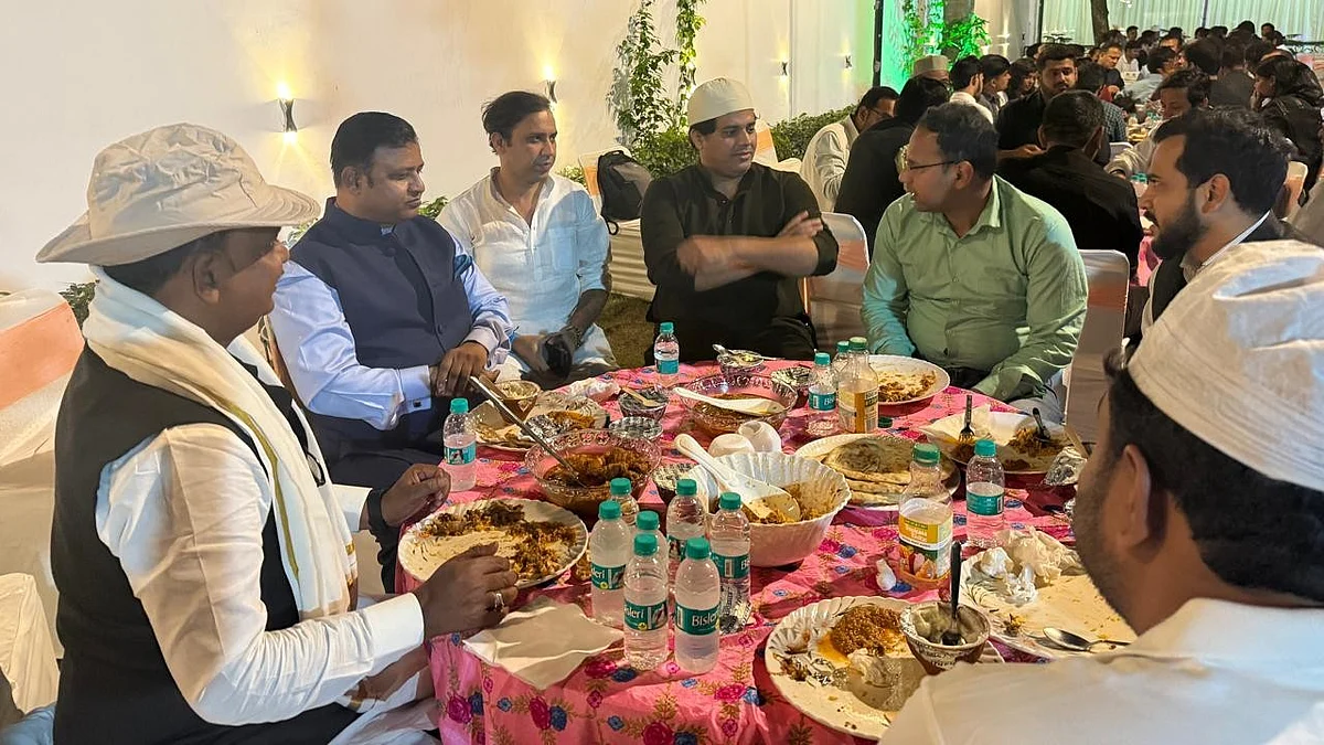 <div class="paragraphs"><p>دعوت افطار میں میڈیا اہلکاروں سے بات کرتے ہوئے کانگریس رکن پارلیمنٹ عمران پرتاپ گڑھی</p></div>