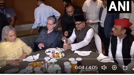 انڈین یونین مسلم لیگ کی افطار پارٹی میں کھڑگے، سونیا گاندھی،اکھلیش یادو، جیا بچن نے شرکت کی