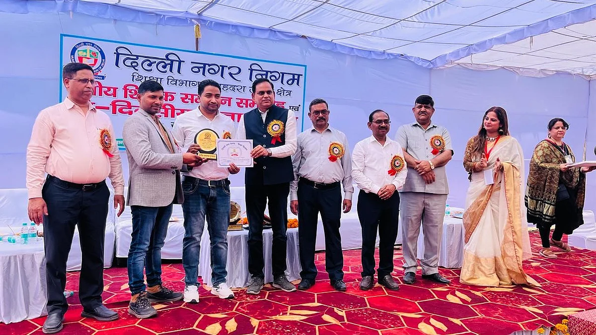 <div class="paragraphs"><p>بیسٹ ٹیچر کا ایوارڈ حاصل کرتے ہوئے ماسٹر محمد ارشد</p></div>