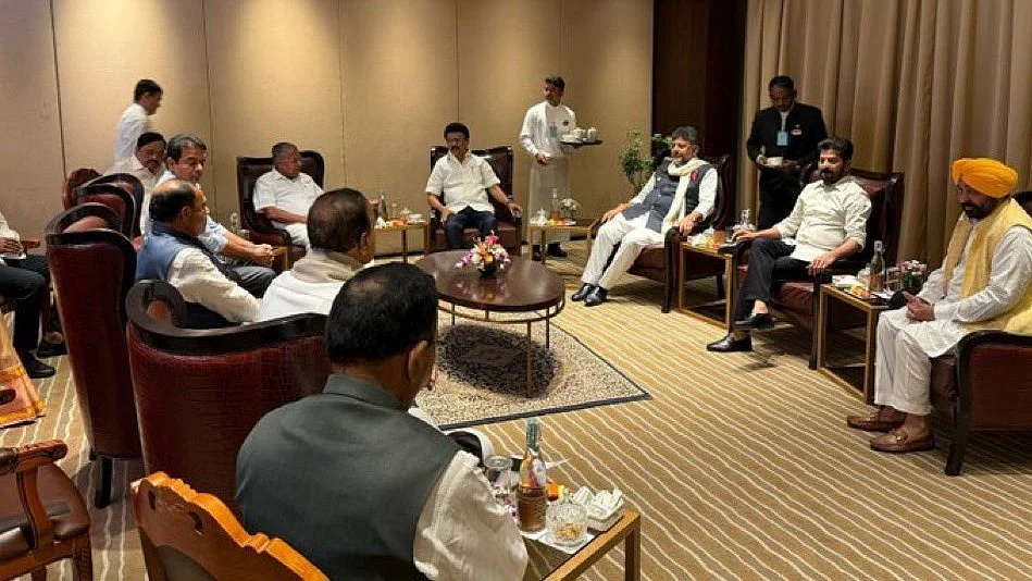 <div class="paragraphs"><p>نئی حد بندی کے اثرات پر تبادلہ خیال کرتے ہوئے 5 ریاستوں کے وزرائے اعلیٰ و نائب وزرائے اعلیٰ، تصویر <a href="https://x.com/Mrdemocratic_">@Mrdemocratic_</a></p></div>