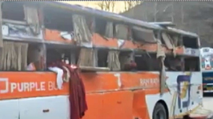 جبل پور میں ڈرائیور کی لاپروائی سے بس پلٹی، 3 کی موت، 25 افراد زخمی