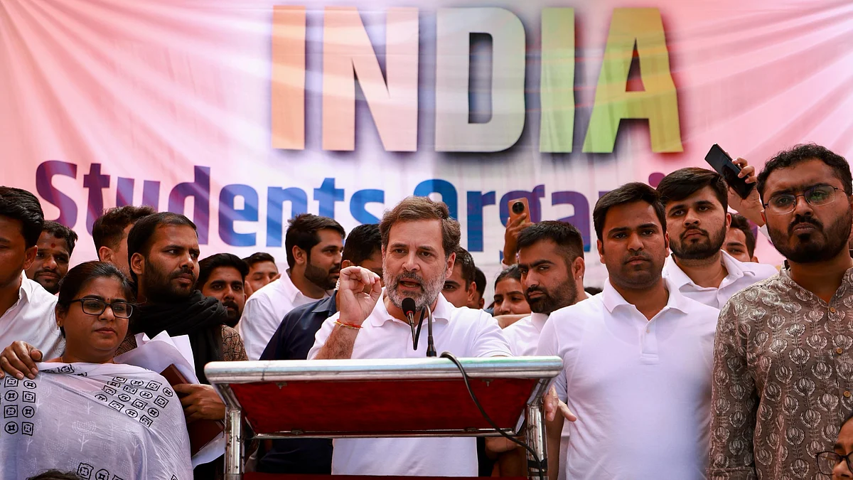 <div class="paragraphs"><p>مظاہرین طلبا سے خطاب کرتے ہوئے راہل گاندھی، تصویر @INCIndia</p></div>