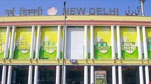 نئی دہلی ریلوے اسٹیشن پر ٹرینوں کی روانگی میں تاخیر کی وجہ سے افراتفری کا ماحول