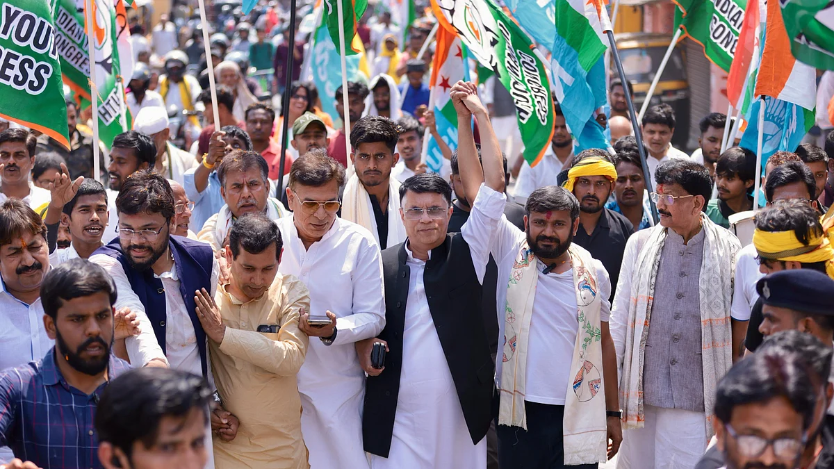 <div class="paragraphs"><p>’ہجرت روکو، ملازمت دو‘ یاترا کے دوران کانگریس لیڈر پون کھیڑا و کنہیا کمار کے ساتھ دیگر پارٹی لیڈران و کارکنان</p></div>