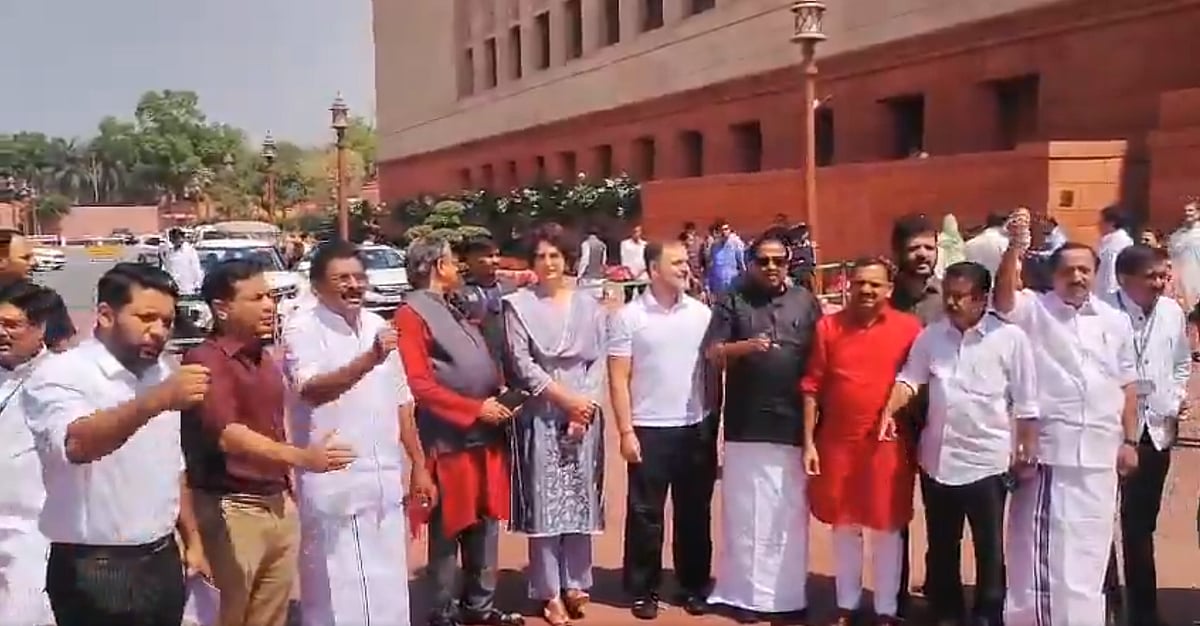 ’حکومت نے لاکھوں کنبوں کو ذریعۂ معاش کے بغیر چھوڑ دیا‘، منریگا معاملہ پر کانگریس اراکین پارلیمنٹ کا مظاہرہ