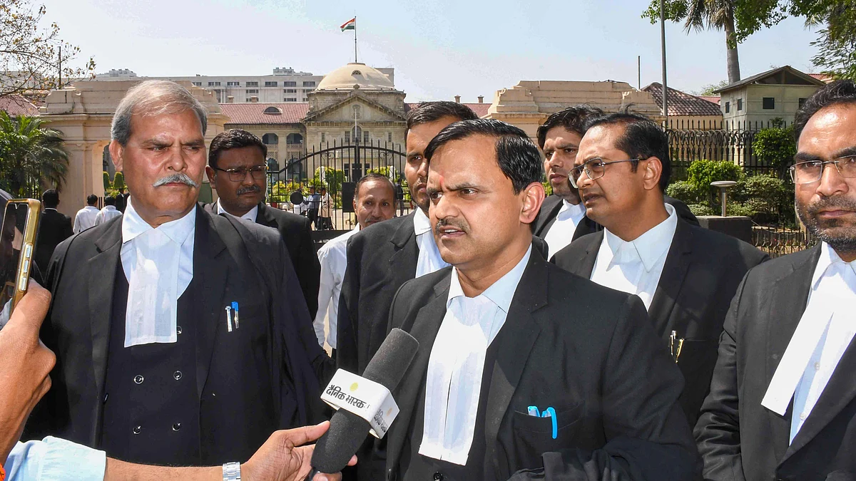 <div class="paragraphs"><p>الہ آباد ہائی کورٹ کے باہر موجود وکلا / آئی اے این ایس</p></div>