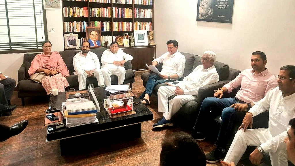 <div class="paragraphs"><p>دہلی کانگریس صدر میٹنگ کرتے ہوئے</p></div>