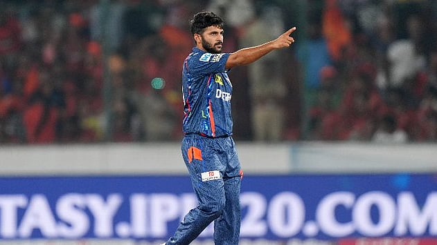 <div class="paragraphs"><p>پلیئر آف دی میچ شاردل ٹھاکر، تصویر @IPL</p></div>