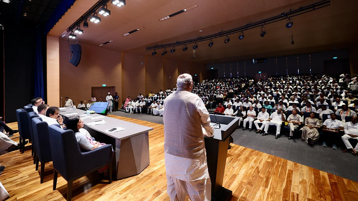 <div class="paragraphs"><p>ڈی سی سی سربراہان سے خطاب کرتے ہوئے ملکارجن کھڑگے، تصویر <a href="https://x.com/INCIndia">@INCIndia</a></p></div>