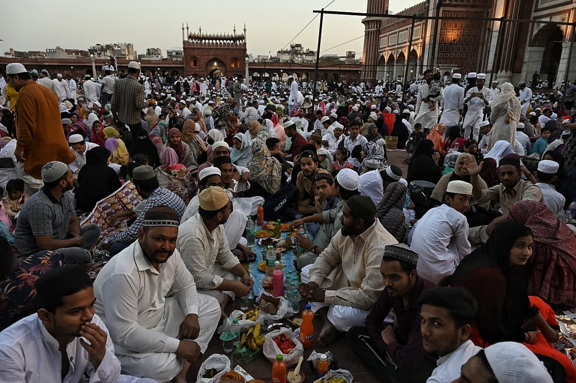 <div class="paragraphs"><p>جامع مسجد میں افطار کے لیے جمع مسلم روزہ دار، تصویر ویپن</p></div>