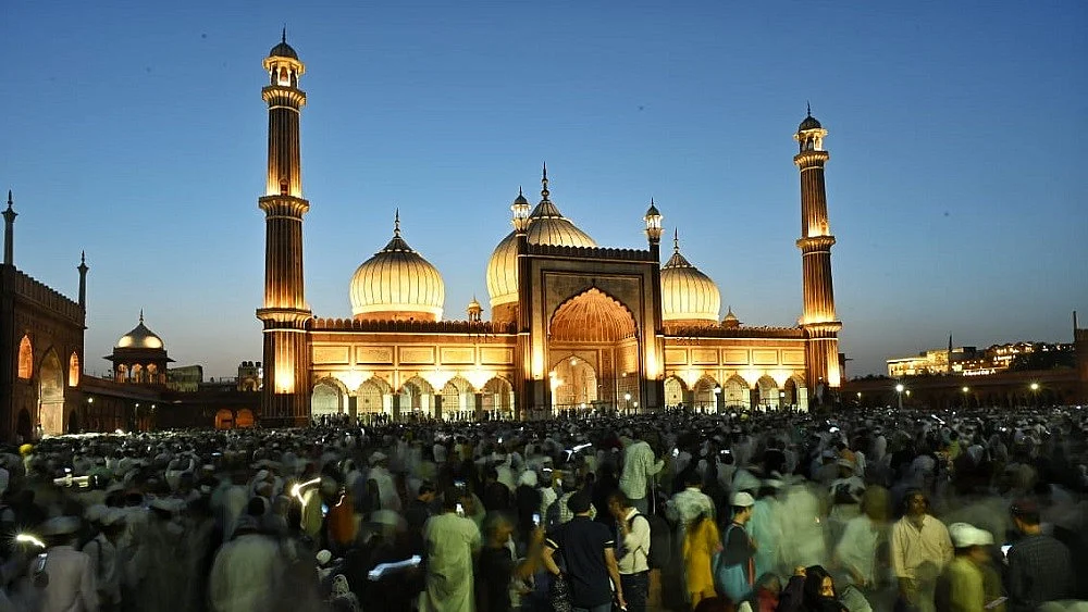 دہلی کی تاریخی جامع مسجد میں ماہِ رمضان کے آخری جمعہ کو بوقت افطار روح پرور نظارہ، دیکھیں تصویری جھلکیاں