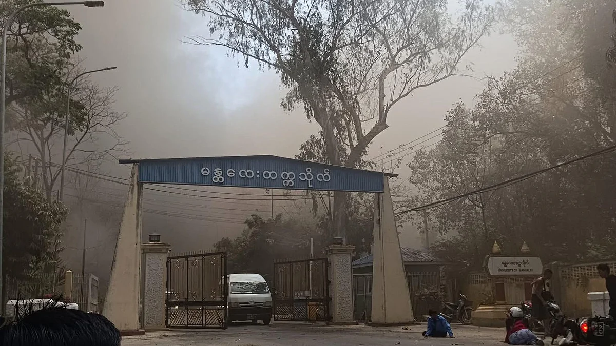 <div class="paragraphs"><p>مانڈلے یونیورسٹی میں لگی آگ کے بعد چاروں طرف پھیلا دھواں، تصویر سوشل میڈیا</p></div>