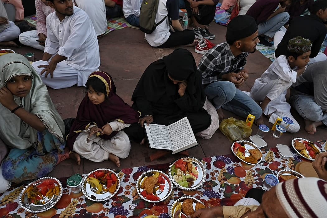 <div class="paragraphs"><p>جامع مسجد میں افطار کے لیے جمع مسلم روزہ دار، تصویر ویپن</p></div>
