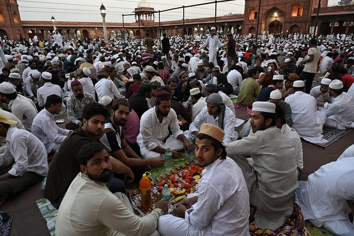 <div class="paragraphs"><p>جامع مسجد میں افطار کے لیے جمع مسلم روزہ دار، تصویر ویپن</p></div>