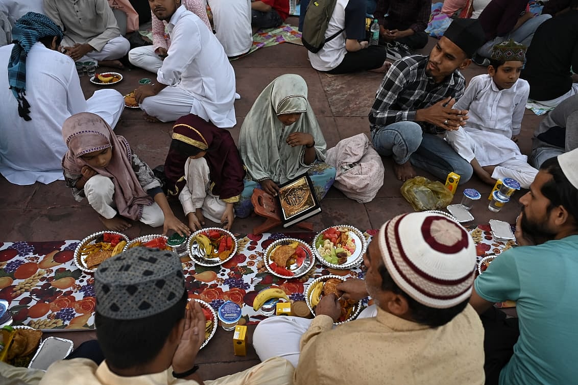 <div class="paragraphs"><p>جامع مسجد میں افطار کے لیے جمع مسلم روزہ دار، تصویر ویپن</p></div>