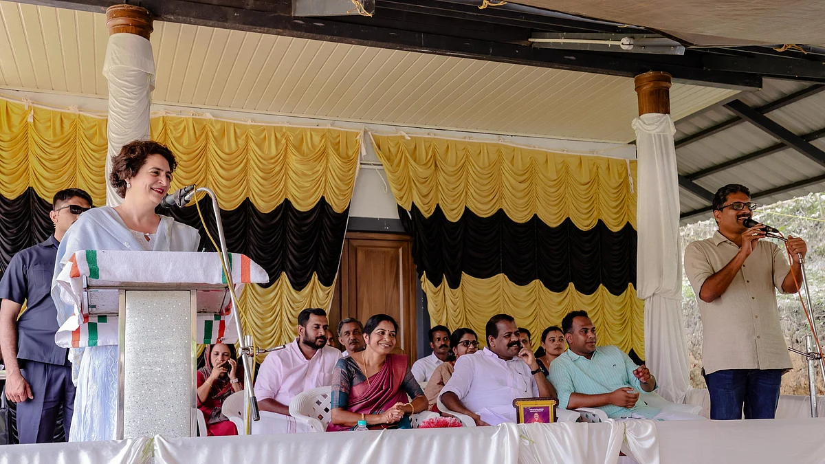 <div class="paragraphs"><p>وائناڈ میں ایک تقریب سے خطاب کرتی ہوئیں پرینکا گاندھی، تصویر @INCIndia</p></div>