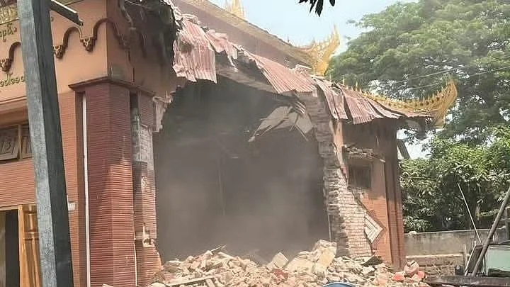 <div class="paragraphs"><p>میانمار میں زلزلہ کے بعد منہدم ایک عمارت، تصویر سوشل میڈیا</p></div>