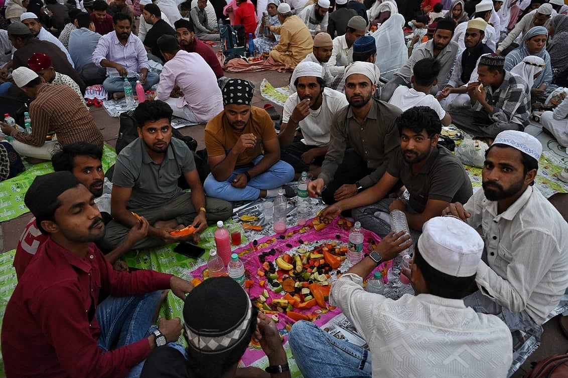 <div class="paragraphs"><p>جامع مسجد میں افطار کے لیے جمع مسلم روزہ دار، تصویر ویپن</p></div>