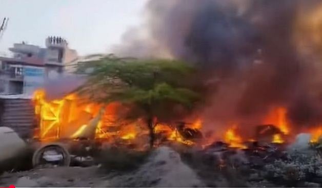 گروگرام کے بسئی چوک میں شدید آتشزدگی، 100 سے زیادہ جھگیاں جل کر خاک