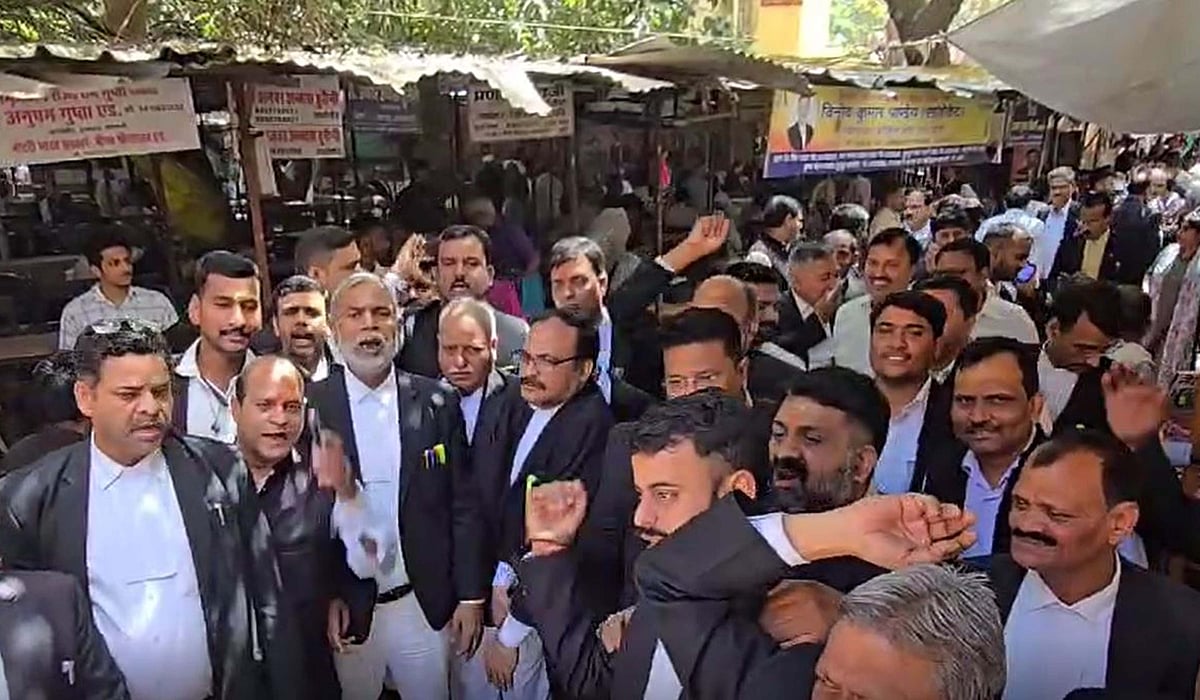 جسٹس یشونت ورما کے الہ آباد ہائی کورٹ میں تبادلے کے خلاف وارانسی میں وکلا کا احتجاج