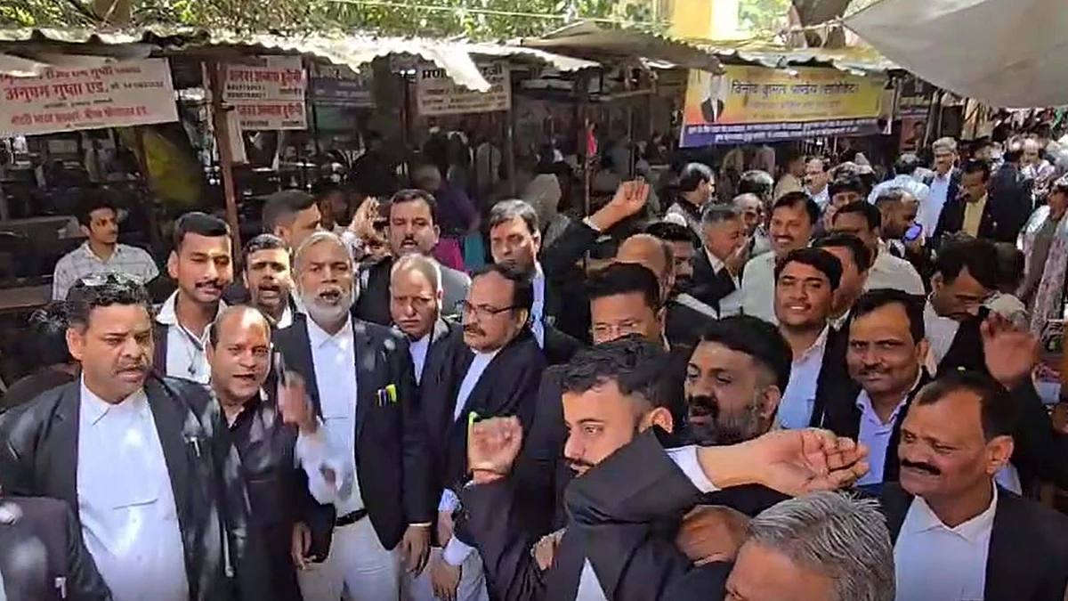 <div class="paragraphs"><p>وارانسی میں وکلا کا احتجاج / آئی اے این ایس</p></div>