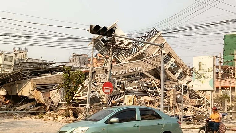 میانمار میں تباہی کا خوفناک منظر، ہندوستان نے مدد کے لیے ہاتھ بڑھایا، 15 ٹن راحتی اشیاء بھیجی