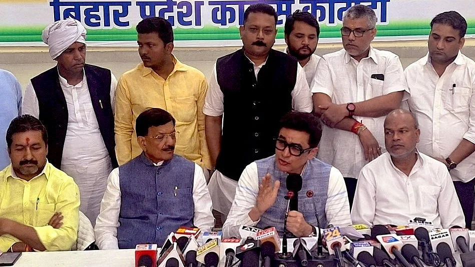 <div class="paragraphs"><p>پٹنہ میں پریس کانفرنس سے خطاب کرتے ہوئے کانگریس کے سابق رکن پارلیمنٹ اجے کمار @drajoykumar</p></div>