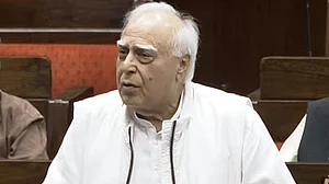 'جائیداد میری ہے، میں جسے چاہوں اسے عطیہ کر سکتا ہوں، کون مجھے روک سکتا ہے': کپل سبل