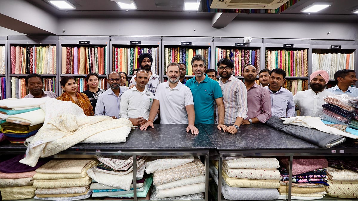 <div class="paragraphs"><p>راہل گاندھی ٹیکسٹائل مزدوروں کے ساتھ، تصویر @INCIndia</p></div>
