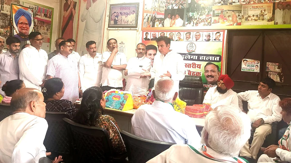 <div class="paragraphs"><p>میٹنگ کی صدارت کرتے ہوئے دہلی کانگریس صدر دیویندر یادو</p></div>