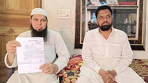 مظفرنگر میں وقف بل پر کالی پٹی باندھنے والوں کو نوٹس، 300 افراد عدالت میں طلب