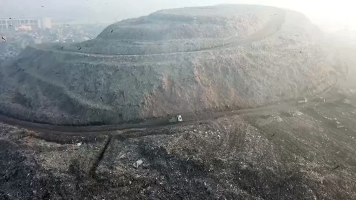 <div class="paragraphs"><p>غازی پور میں کوڑے کا پہاڑ/ ویڈیو گریب</p></div>