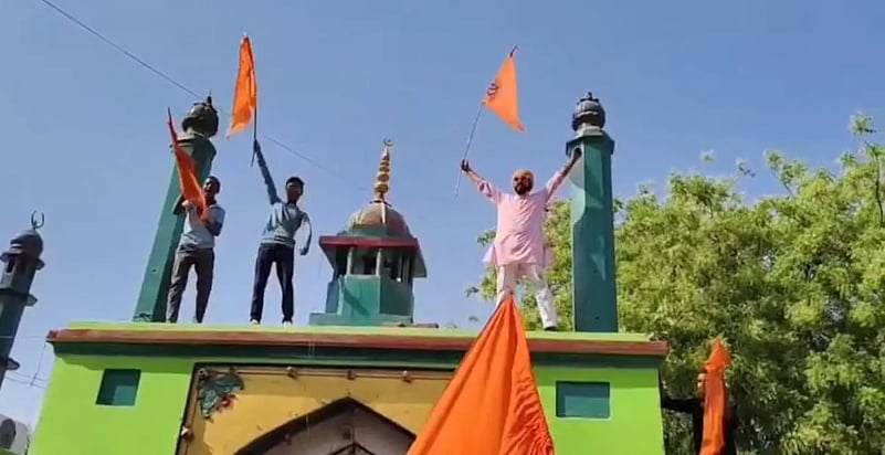 یوپی: غازی میاں کی درگاہ کے گنبد پر مذہبی پرچم لہرانے کے معاملے میں بڑی کارروائی، انسپکٹر اور 2 کانسٹیبل معطل